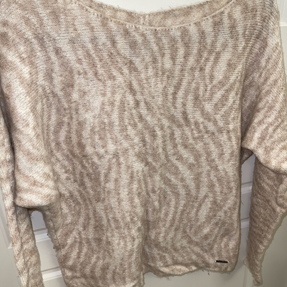 Abercrombie & Fitch Cream Sweater Size Small - Picture 2 of 4